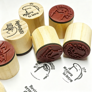Sellos Divertidos con Emojis en Español: Sellos de Madera Natural con Frases Motivacionales, Ideales para Tareas Escolares y Uso en el Aula - Product Image 3
