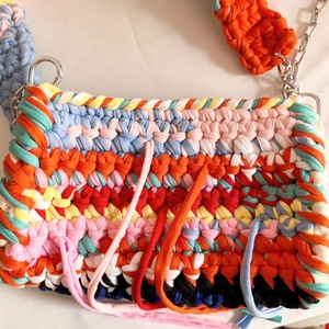 Sac à bandoulière en crochet style bohème pour femme avec fermeture à lacets et pompon bicolore - Product Image 4