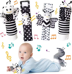 Juguetes para bebés: Set 4 en 1 <span class=keywords><strong>de</strong></span> calcetines y pulseras con sonajero para bebés, diseño <span class=keywords><strong>de</strong></span> abeja y mariquita en blanco y negro, calcetines con sonajero para pies <span class=keywords><strong>de</strong></span> bebé y papel crujiente - Product Image 2