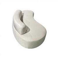 Dies ist eine moderne, luxuriöse, unregelmäßig geschwungene Stoff-Chaiselongue mit elegantem, S-förmigem Design.
