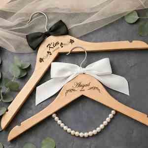 Pour la mariée et le marié - Cintre en bois gravé sur mesure avec texte, accessoires de photographie de mariage - Product Image 1
