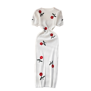 Vestido Maxi Blanco de Punto con Bordado Floral Rojo, Cuello Redondo, Manga Corta, Estilo Bodycon, Casual - Product Image 1