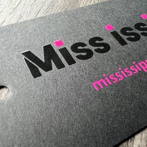 Bán Buôn Tùy Chỉnh Thẻ Màu Đen Hangtags Tại Chỗ UV In Matt Nhiều Lớp Bền Tái Chế Giấy Ngoài Trời Sử Dụng Cho Quần Áo - Product Image 1