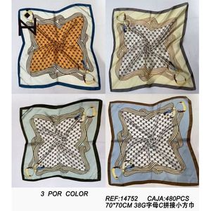 Foulard Quadrato Piccolo con Patchwork a Lettera C 70x70cm 38g Accessorio Moda per Donna - Product Image 3