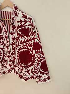 เสื้อแจ็คเก็ตบอมเบอร์กำมะหยี่ปักมือสีแดงแบบกลับด้านได้ เป็นมิตรกับสิ่งแวดล้อม ทรงสั้น สไตล์โบฮีเมียน ลายศิลปะพื้นบ้าน เหมาะสำหรับฤดูหนาว - Product Image 4