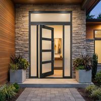 Porte pivotante moderne en aluminium noir avec impostes latérales et design à grilles, grande porte en verre, entrée principale de villa, système d'entrée extérieure