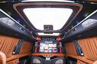 Aménagement complet de l'intérieur du Vito W447 avec sièges enveloppants, cloison de séparation et système de levage électrique de la télévision