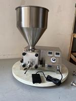 Machine de remplissage semi-automatique pour crèmes alimentaires / Équipement d'injection et de remplissage de crème pour croissants, beignets et gâteaux fourrés