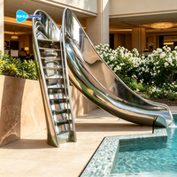 Sculpture de toboggan de piscine moderne 3D en acier inoxydable 316 poli de luxe pour l'élément aquatique de piscine extérieure