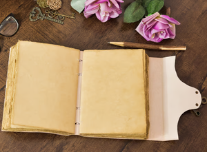 Carnet en cuir fait main The Navigator’s Chronicle avec couverture rigide et papier à bords festonnés vierges pour l'écriture et le dessin - Product Image 6