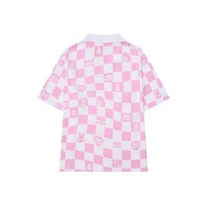 Camiseta de punto doble 100% poliéster con cuello polo a cuadros rosa y blanco, diseño de conejo y leche de fresa, corte holgado informal. - Product Image 2