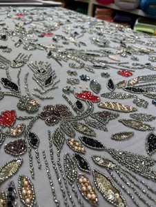 ผ้าลูกไม้ตาข่ายปักด้วยมือแบบพรีเมี่ยมพร้อมลูกปัดแวววาวและวัสดุปักเลื่อมสำหรับงานปาร์ตี้ - Product Image 4