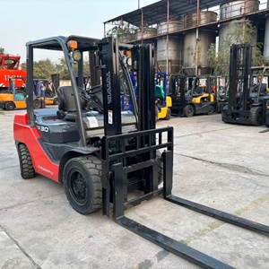 Montacargas Diésel de 3 Toneladas, Modelo 30 SAS, Asiento Rojo, Tipo Industrial, con Mástil de Dos Etapas y Neumáticos para Uso en Exteriores - Product Image 3