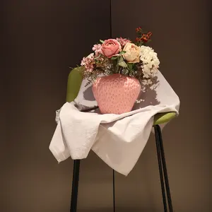 Custom Creative Modern Interior Design Decor Pink Strawberry Strawberry Vases Indoor Vivid Fruit Shape Ceramic Flower Vase