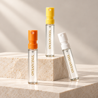 Flacon d'échantillon de parfum en gros 1,5 ml 2 ml 2,5 ml, mini flacon pulvérisateur en verre transparent avec pulvérisateur coloré