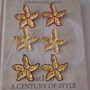 Boucles d'oreilles clous fleur en acier inoxydable plaqué or 18 carats, rouge, noir, blanc, à cinq pétales, pour usage quotidien, design floral géométrique - Product Image 2