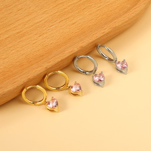 Pendientes de aro en forma de corazón chapados en oro con cristal rosa y engaste de garra para uso diario - Product Image 2