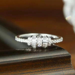 Anello di Fidanzamento Q888 per Donna in Oro Bianco con Diamanti Taglio Baguette e Pietre Laterali Naturali Colore G - Product Image 1