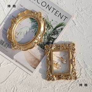 In China Hergestellter Goldener Vintage-Relief-Harz-Bilderrahmen, Klein, Rund oder Quadratisch, als Fotorequisite - Product Image 1