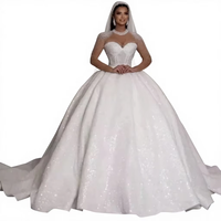 Robe de mariée col bateau manches longues taille haute traîne longue ornée de perles et de sequins jupe bouffante