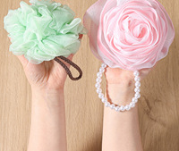 Éponge de bain en forme de rose PE 50g/70g en gros, Loofah en forme de fleur de rose pour nettoyer le corps, éponge de douche exfoliante