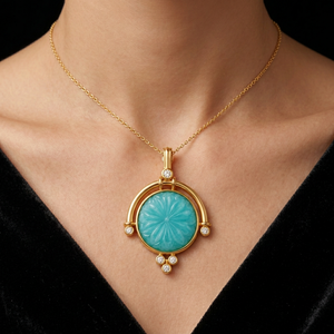 Collar de Moda con Colgante Floral Tallado en Jade Aqua y Pequeños Detalles de Circonita Cúbica, Cadena de Latón Sólido Chapada en Oro de 18k para Mujer - Product Image 1
