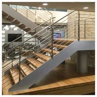 Escalier droit en bois poli sur mesure pour hall d'entrée de villa, directement de l'usine Prima
