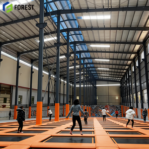 Centro de Juegos Moderno con Estructura de Acero, Sistema de Resortes para Trampolín, Aro de Baloncesto y Malla de Nailon para Exteriores - Product Image 1