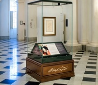 Vitrine d'exposition autonome de qualité muséale pour documents et objets, avec éclairage LED, en verre premium durable, pour reliques historiques