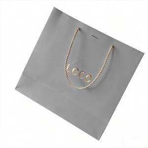 Sac en papier cadeau personnalisé avec logo en feuille d'or et cordon |   Sacs d'emballage cosmétiques colorés |   Sacs cadeaux recyclables de qualité supérieure - Product Image 4