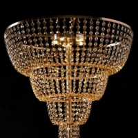 Lampe sur pied en fer plaqué or à 4 niveaux avec chaîne en cristal K9, télécommande, éclairage à intensité variable, décoration pour mariage, fête, événement