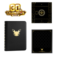 Lot d'accessoires pour cartes PQ 30ème Anniversaire : Album de collection, Présentoir à pièces, Tapis de jeu en caoutchouc pour cartes de combat, Jeux de société