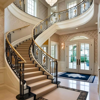 Escalier en colimaçon intérieur de villa de luxe classique American Standard, marches en marbre blanc moderne, montée fermée, garde-corps en verre, fer forgé
