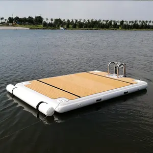 Inflatableน้ำDock Islandโดยใช้สำหรับJet Ski