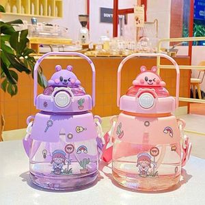แก้วน้ำทรงใหญ่ JY Trendy สำหรับเด็กและนักเรียน ความจุเยอะ พร้อมหลอดดูด ฝาเปิดแบบกดปุ่มเดียว แก้วพลาสติก ลายการ์ตูนสวยงาม - Product Image 3