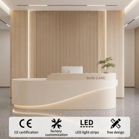 Mostrador de Recepción LED Curvo con Detalles en Madera, Mostrador Personalizable para Salón y Oficina