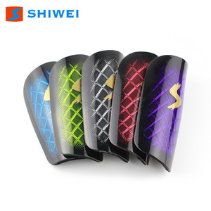 Protège-tibias de football Shiwei taille L en plastique avec motif imprimé en feuille d'aluminium - Product Image 2