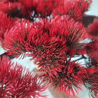 Grand sapin artificiel rouge moderne fait main pour accueillir les invités, décoration de Noël et de remise de diplôme, style bonsaï