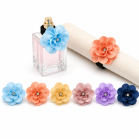Vente en gros de mini fleurs de camélia en satin personnalisées avec boucle élastique multicolore, boîte cadeau pour décoration de serviette ou flacon de parfum