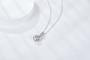 Collar de Plata 925 con Baño de Rodio y Dije Premium de Moissanita de 1 Quilate para Hombre, con Forma de Flor de Jade y Soporte de Exhibición - Última Moda - Product Image 5