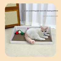 Nouveau Lit Nid Griffoir Pliable pour Chat avec Plateforme Inclinée en Carton Ondulé et Jouets Pompons pour Grands Chats