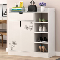 Meuble à chaussures simple et moderne en bois blanc chaud, type armoire, avec rangement et cloison, idéal pour les entrées étroites et les petits appartements