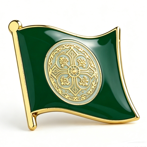 Badge Souvenir Sportif Personnalisé en Alliage Émaillé Dur, Forme Drapeau Vert Ondulé, Motif Croix Religieuse Imprimé UV - Product Image 6