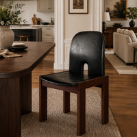 Chaise de salle à manger design avec dossier haut rembourré et détails découpés, structure en bois pour salle à manger, hôtel, design d'intérieur