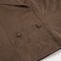 Manteau trench court chic en faux daim marron style vintage avec revers crantés et ceinture pour femme – Collection Automne Hiver