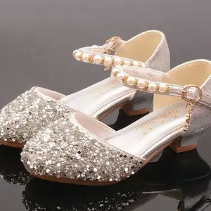 Venta al por mayor Popular Nuevo Diseño Cadena de Perlas Zapatos Flor Perla Oro Plata Lujo Decoración Zapatos Encantos Croc Cadenas