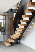 Escalier moderne à poutre simple, marches en bois et marches ouvertes, garde-corps en verre sans cadre