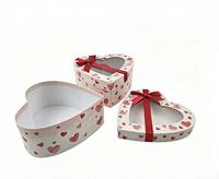 Maßgefertigte Spezialform Valentinstag Süßigkeiten-Schokoladen-Geschenkbox mit Fensterdeckel Herzförmige Graupappe-Verpackung