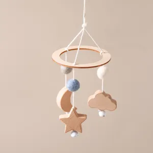 Jouet suspendu Mobile en feutre de bois fait à la main pour bébé, décoration de pépinière - Product Image 1