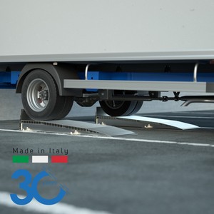 Rampes en aluminium pour le levage de fourgons - Modèle UP-TMUP2 pour un déchargement efficace des marchandises - Product Image 2